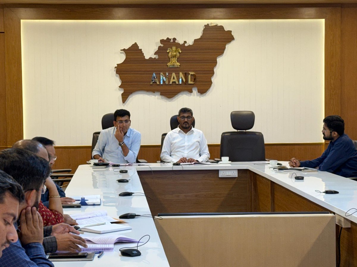 CollectorAnd's tweet photo. વહીવટી પારદર્શિતા વધે તેમજ પ્રજાની વ્યક્તિલક્ષી રજુઆતોના ઝડપી ઉકેલ માટે “સેવાસેતુ ૨.૦ (ગ્રામ્ય) કાર્યક્રમ” ના સુચારૂ આયોજન માટે તથા સેવાસેતુ મા સમાવિષ્ટ તમામ યોજના ના લાભો છેવાડાના લાભાર્થી સુધી પહોંચે તે માટે જિલ્લાના અધિકારીશ્રીઓ સાથે બેઠક યોજી. https://t.co/1pjJGA8hUO