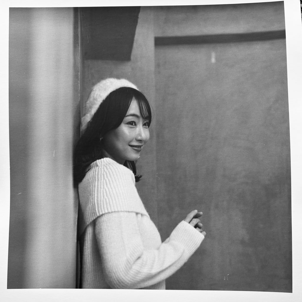 hesoman's tweet photo. 年末のPortrait WS で撮ったフィルム/暗室プリント写真。モデルは落ち着き感が素敵なカンノさん@kanoon1116。
勇気を出して少し長めに焼いてみました。どうも腰が重たい寒中の暗室籠り、春が待ち遠しい。
師匠:森谷修さん@MoriyaCamera 
#Hasselblad
#暗室プリント #film https://t.co/iKQmkIF4Xy