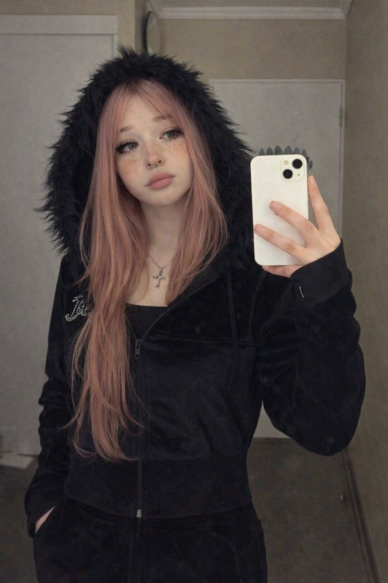 natalieee4u's tweet photo. blue contacts hurt my eyes but im so addicted lol https://t.co/fKsJVFP9Ks