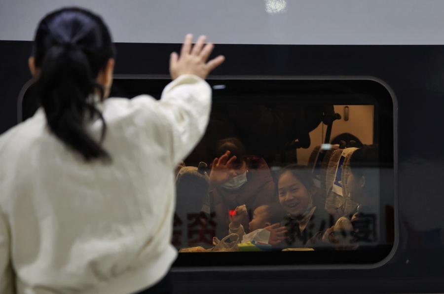 XHNews's tweet photo. The Spring Festival travel rush has begun as China's most important holiday approaches. This year's travel season is expected to see more new energy vehicles (NEVs) and more family travel. Read more in #XinhuaHeadlines: https://t.co/p8zA1U8svt https://t.co/i96f76SZaL