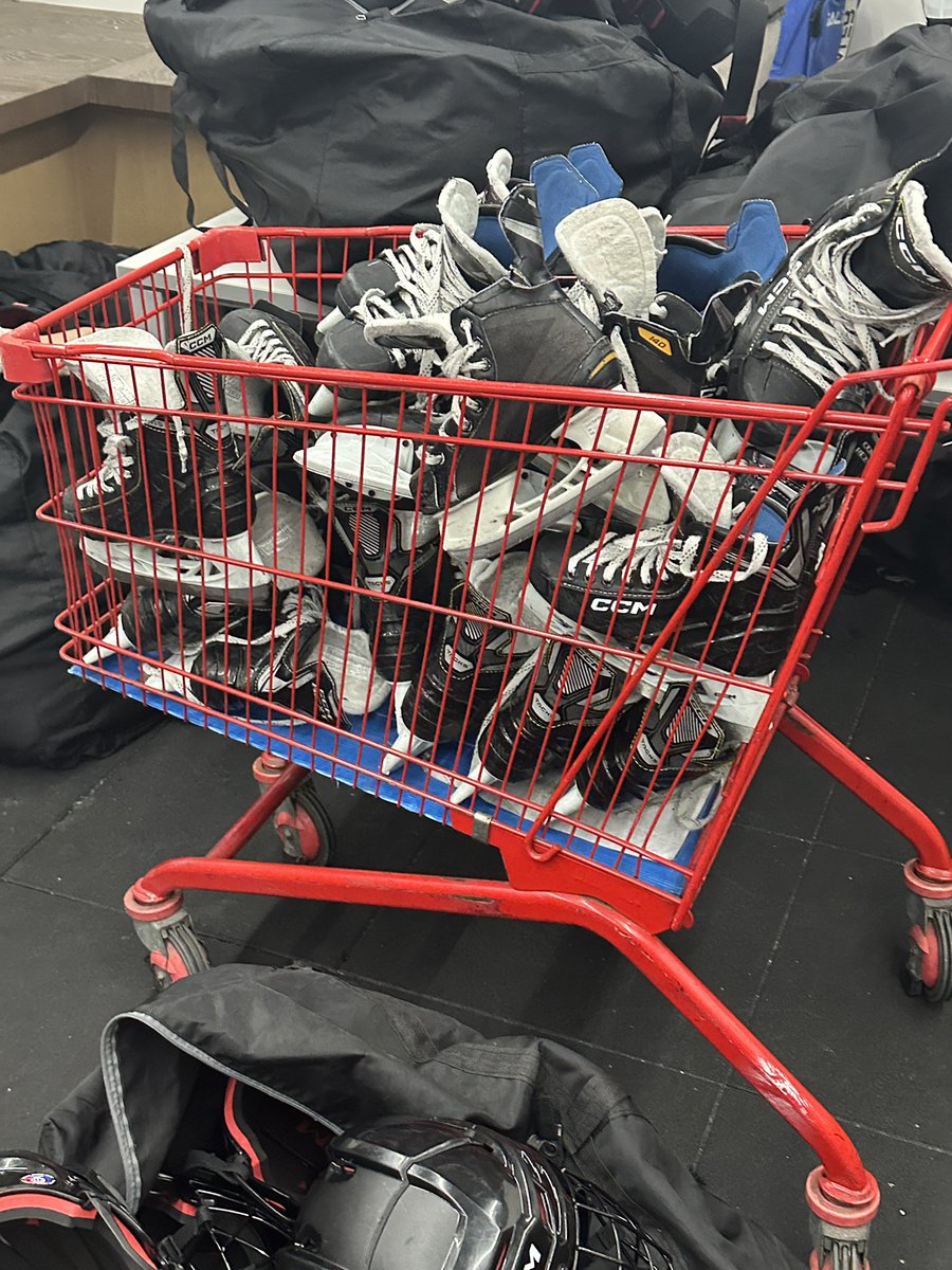 steady_note's tweet image. 오늘 여자 운동 동호회 팀원들이랑 아이스하키 원데이클래스 다녀왔습니다 
후기는 내일 아침에 끓여오겠습니다!