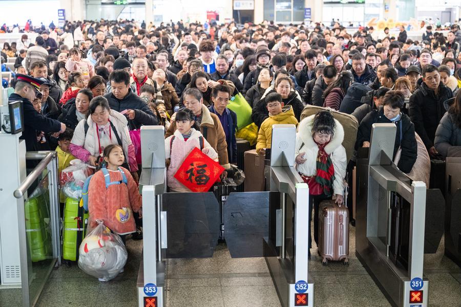 XHNews's tweet photo. The Spring Festival travel rush has begun as China's most important holiday approaches. This year's travel season is expected to see more new energy vehicles (NEVs) and more family travel. Read more in #XinhuaHeadlines: https://t.co/p8zA1U8svt https://t.co/i96f76SZaL