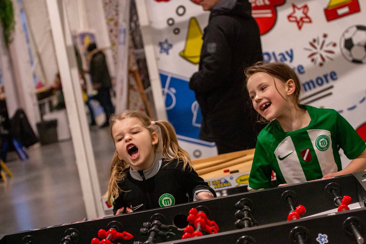Mūsu meitenes aizvadījušas enerģisku futbola dienu Lidl meiteņu telpu futbola čempionātā U-8 grupā! 🤩⚽️

Mazās futbolistes spēlēja aktīvi un ar lielu pārliecību, demonstrējot savas apgūtās prasmes.

Priecājamies par meiteņu progresu un entuziasmu katrā spēlē! Turpinām