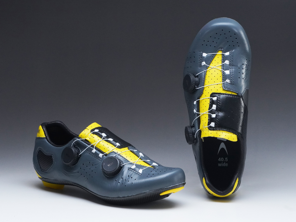 黄色いシューズはいかが？

蛍光イエローではなく、マイヨジョーヌ的なイエロー。LAKE CUSTOMではChamp Yellowというカンガルー革が用意されています。