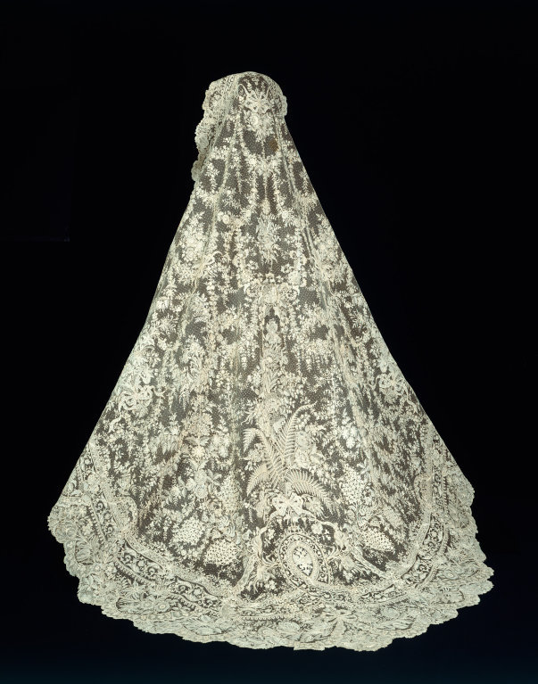 Veil with Russian imperial family coat of arms, 1875-1900. Art Institute of Chicago.