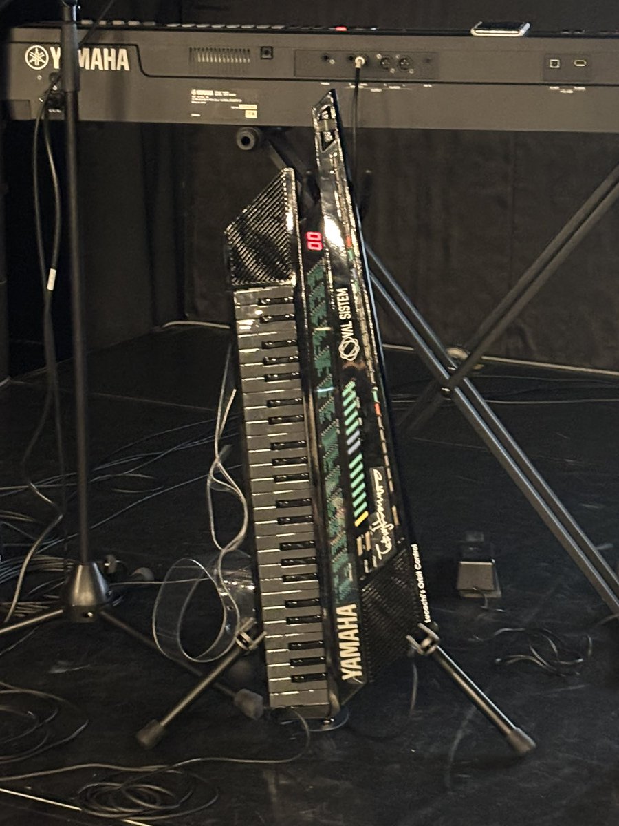 mochilucaさんが使っているショルダーキーボードには、小室哲哉さんの