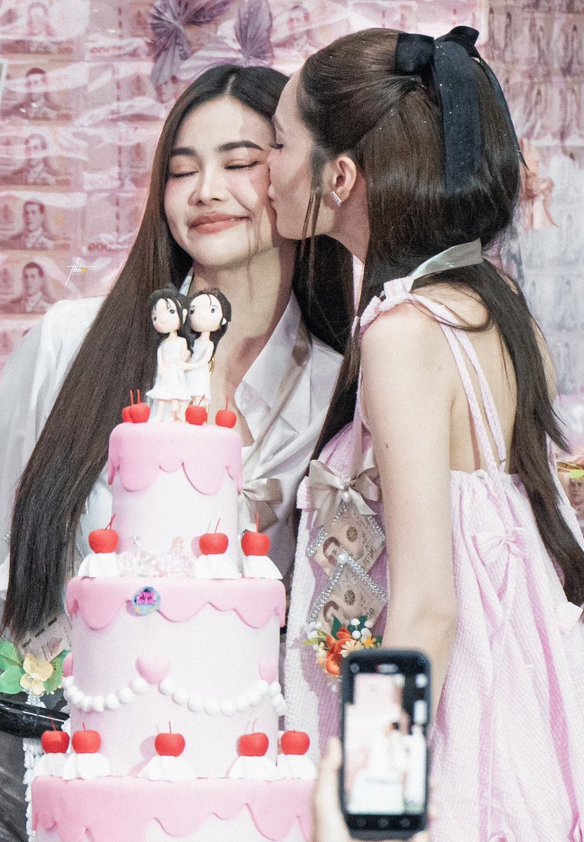 ReenrinaC's tweet image. They should ask her - how the cheeks smell and feel 🙂