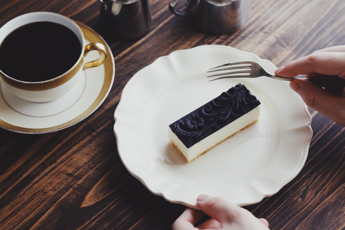 ありそうでないチョコ×レアチーズケーキ。西洋の額縁のような模様がお気に入りです。