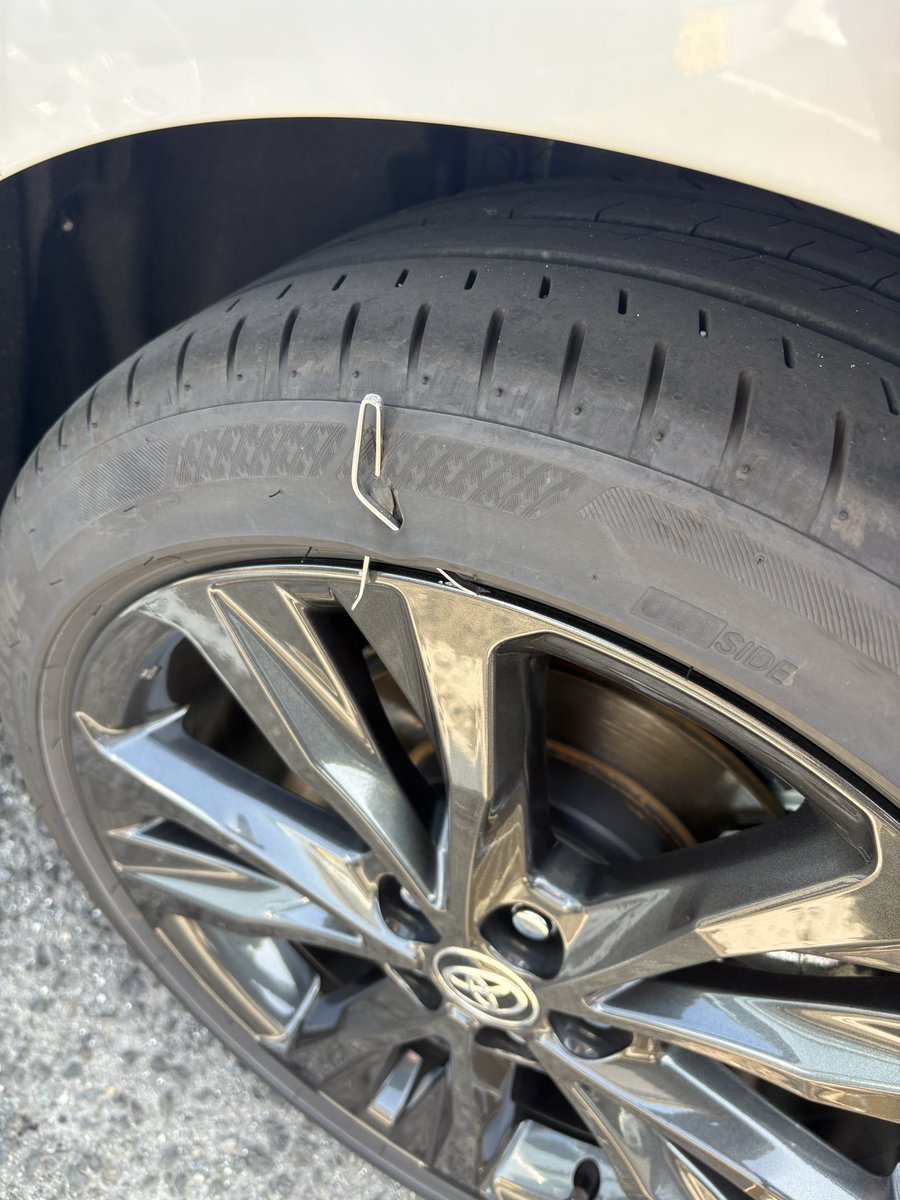me55_rx8's tweet photo. こんな刺さり方初めてみたわ、
いらん出費やなぁ〜
また新車から半年やで
トランザT002って結構高いんやな https://t.co/Or5jvCNHYH