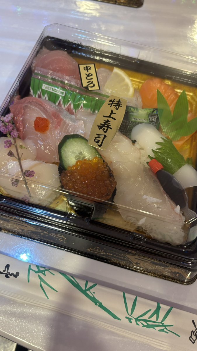 昨日のアウトです🎶わさび推し様がオープン凸してくれて激うまお寿司頂いた🎶ほんまに美味しすぎて感動したまじでうまかむた😭😭ノリの良い方たちにも会えて楽しかった日でしたー🥺🩵カラオケもしたし良い日だたな😭