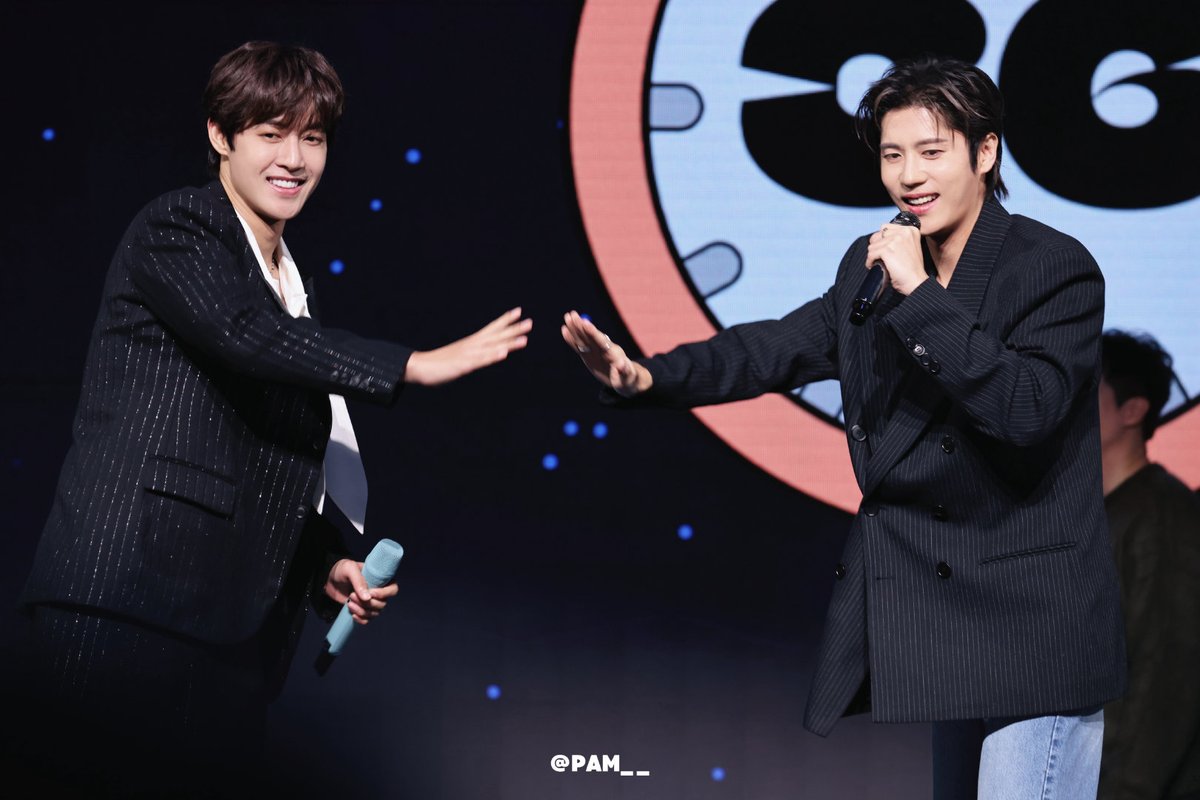 ThankyusArg1's tweet photo. [ FOTOS] FIVE 0 ONE TOUR WORLD 20TH ANNIVERSARY HONG KONG  💛🥰💚

Hermosos !! Kim Kyu Jong y Kim Hyun Joong  💚💚💚🥰😍♥️😘
@kyujongthecnt
@khj_heneciatwt

#SS501 #Five0one #Kimkyujong 

[Creditos : 喜欢什么发什么 / Posby  @ThankyusArg1] https://t.co/Pssaml9Hdz