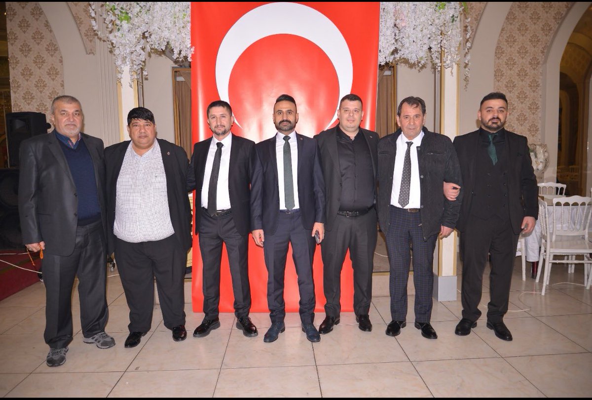 Gaziantep’te 15-20 yıldır oda başkanlığı yapanlara duyurulur…

Gaziantep Kantinciler Esnaf Odası’nda 12 yıl başkanlık görevini yapan Şıho Kelleci “bu kadar yeter” deyip başkanlığa talip olan genç aday Muhammed Çeçen’i destekledi.

Demek ki neymiş?  Başkanlığı bırakmak o kadar da