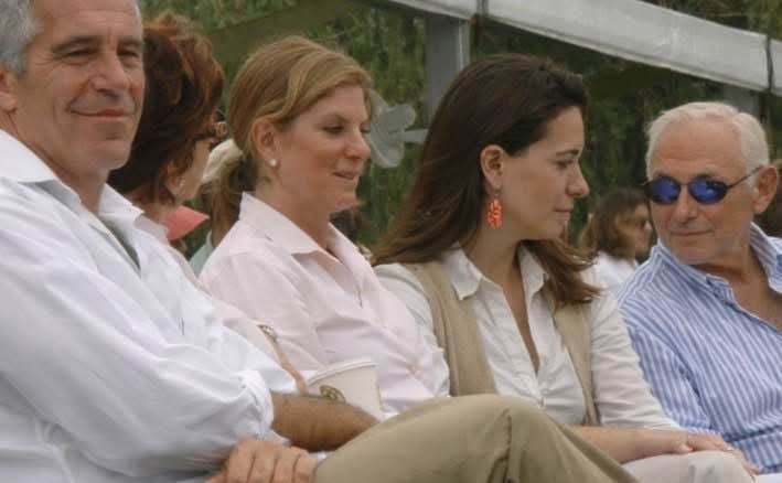 NO ES UN MONTAJE 
TAMPOCO ES IA 
Hampton Classic Horse Show de 2002 muestra a Jeffrey Epstein, Abigail Wexner (filántropa) y María Corina Machado conversando con Leslie Wexner (fundador de L Brands), mentor y financiero de Epstein.

María Corina Machado y su Madre eran