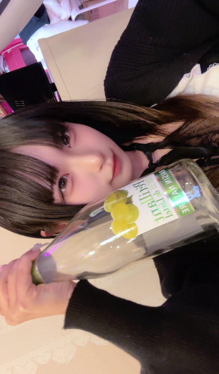 月曜日から満席で楽しかった~、えな推し様とも話せたし、出張きんぐさまもわがままきいてくれて2時間いてくれた🥺わさび推し様しゅわぽんありがとう😭絶対強くなったと思う！！強くしてくれた！ブロマイドもありがとう🥺🩵、チェキ、乾杯みなさまありがとうございます🥹