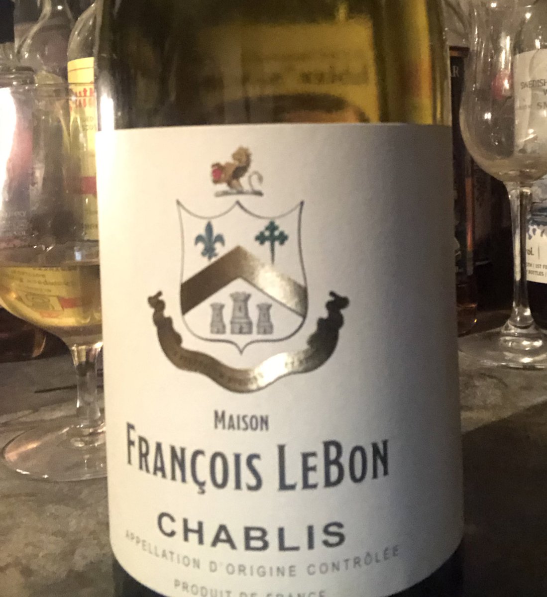 寝酒前に夕食の食中酒ワインをおかわり♫
　
メゾン フランソワ ル ボン シャブリ 2023
　
シャルドネ単一ボトル ミントやハーブ、柑橘系酸味に程良いミネラル感
　
主張しすぎない樽感(フレンチオーク樽かな？)もあり心地良い😋
　
夕食の牡蠣フライには日本酒が最高でしたw😂