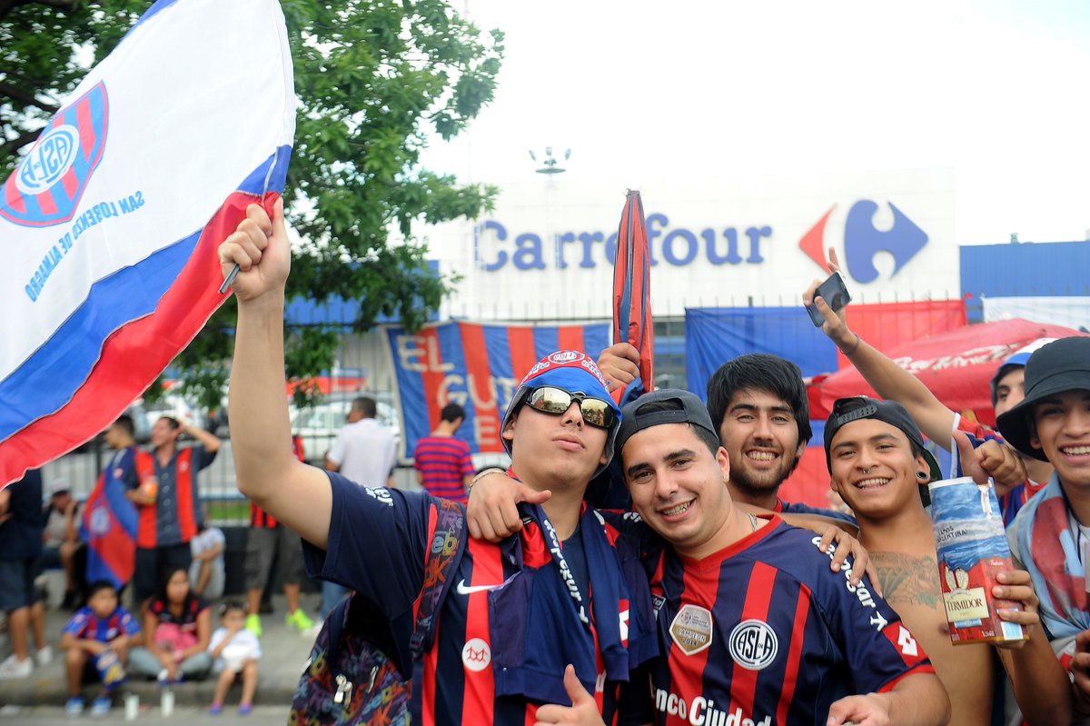 KillianB22's tweet photo. [THREAD - CULTURE FOOT] 🇦🇷

Hier, la folle ambiance de San Lorenzo a fait réagir. 

Derrière ce stade se cache une histoire folle et assez méconnue chez nous. Elle mêle dictature, stade volé… et Carrefour.

Oui, le supermarché. Et nous concerne donc nous Français.

À dérouler 👇 https://t.co/Lum2id8tZ4