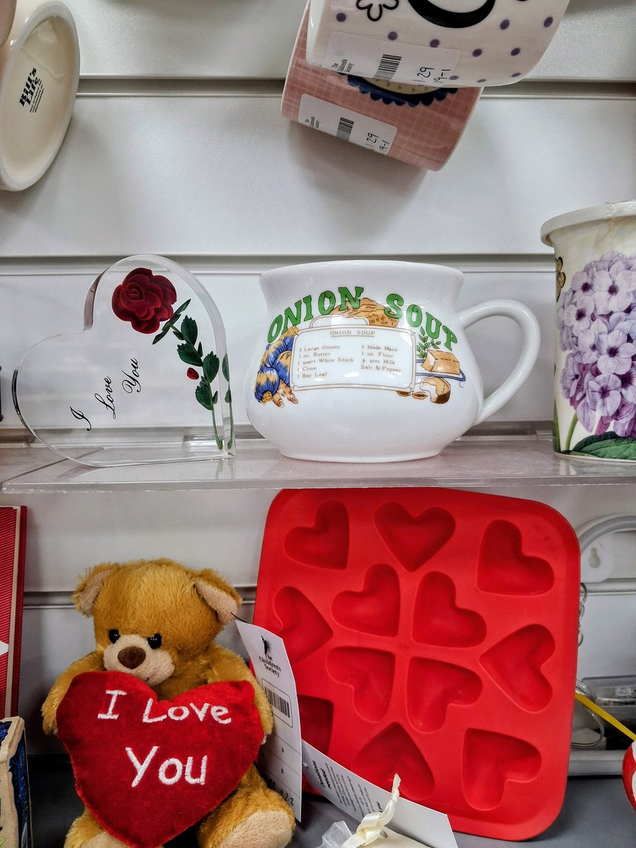 Onions on a #ValentinesDay display. Someone understood the poetry assignment #iykyk #carolannduffy #Valentine