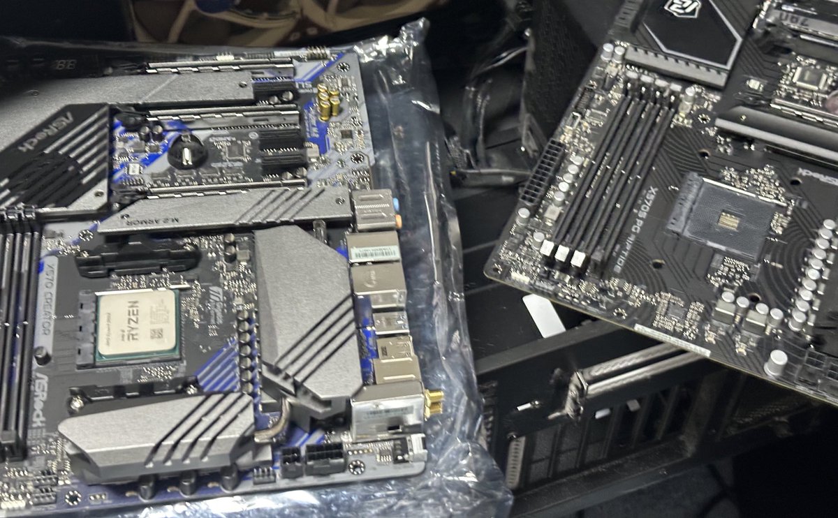 trinity33r's tweet image. メインPCのマザーをASRock X570S PG RiptideからX570 Creatorに変えるぜ