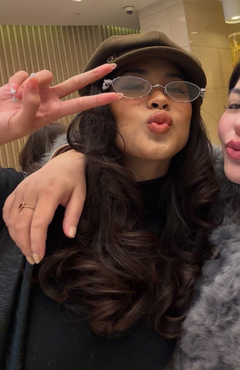 miclarita_'s tweet photo. this is my favorite shuvee look from her korea stay like the curly hair the hat the glasses and THAT face card??? https://t.co/6UytycpWaG