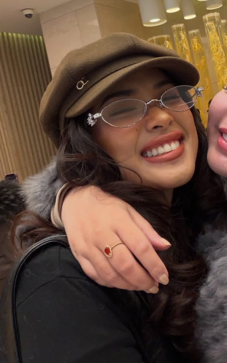 miclarita_'s tweet photo. this is my favorite shuvee look from her korea stay like the curly hair the hat the glasses and THAT face card??? https://t.co/6UytycpWaG