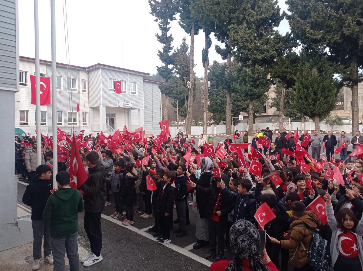 GulnarMEM's tweet photo. İlçe Millî Eğitim Müdürümüz Hüseyin KADİM, 2025–2026 Eğitim Öğretim Yılı ikinci dönem başlangıcında Atatürk İlkokulu ve Ortaokulunda düzenlenen bayrak törenine öğretmen, öğrenci ve velilerle birlikte katıldı. 
@ismailsnl04 
@MersinMEM 
@Muhammed0744 
@FatihBurgut 
@h_kadim33 https://t.co/XX1xNtvlMk
