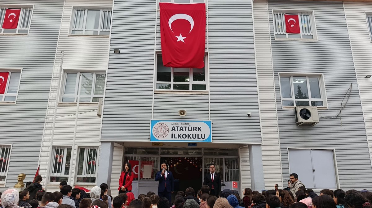 GulnarMEM's tweet photo. İlçe Millî Eğitim Müdürümüz Hüseyin KADİM, 2025–2026 Eğitim Öğretim Yılı ikinci dönem başlangıcında Atatürk İlkokulu ve Ortaokulunda düzenlenen bayrak törenine öğretmen, öğrenci ve velilerle birlikte katıldı. 
@ismailsnl04 
@MersinMEM 
@Muhammed0744 
@FatihBurgut 
@h_kadim33 https://t.co/XX1xNtvlMk