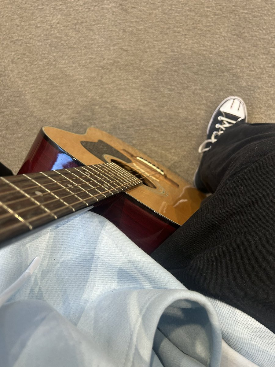 guitar day 1
this year I wanted to try and step a bit more outta my comfort zone and try things I know i wanna do but am always scared to take further so, maybe I might use what I learned here for fl studio music stuff one day,^^
wish me luck :]