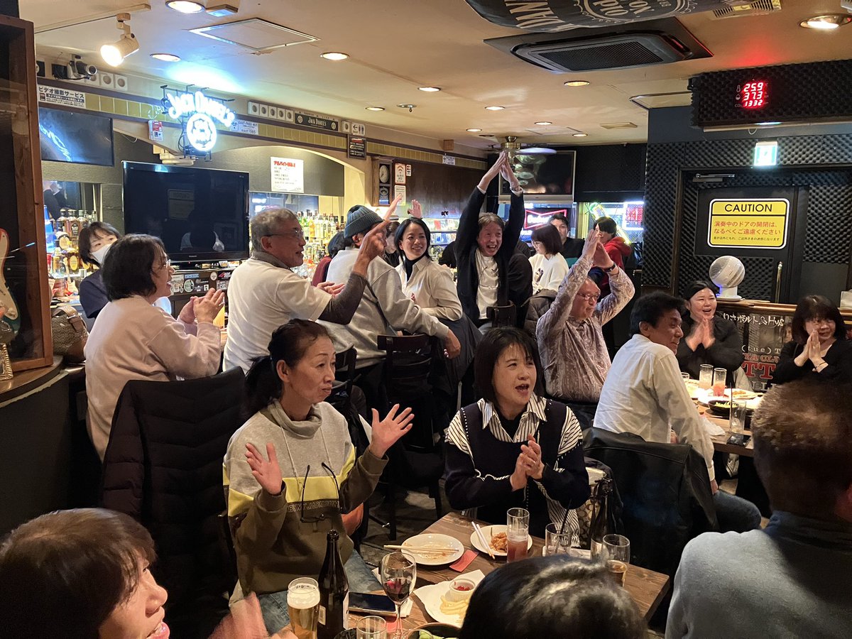 makozuba's tweet photo. 第461回マコ酒RUN
お客さんも盛り上がってますよ
#makozuba #CBCラジオ #cbc1053 #四日市 #BAREAST https://t.co/sT4OWVknxQ