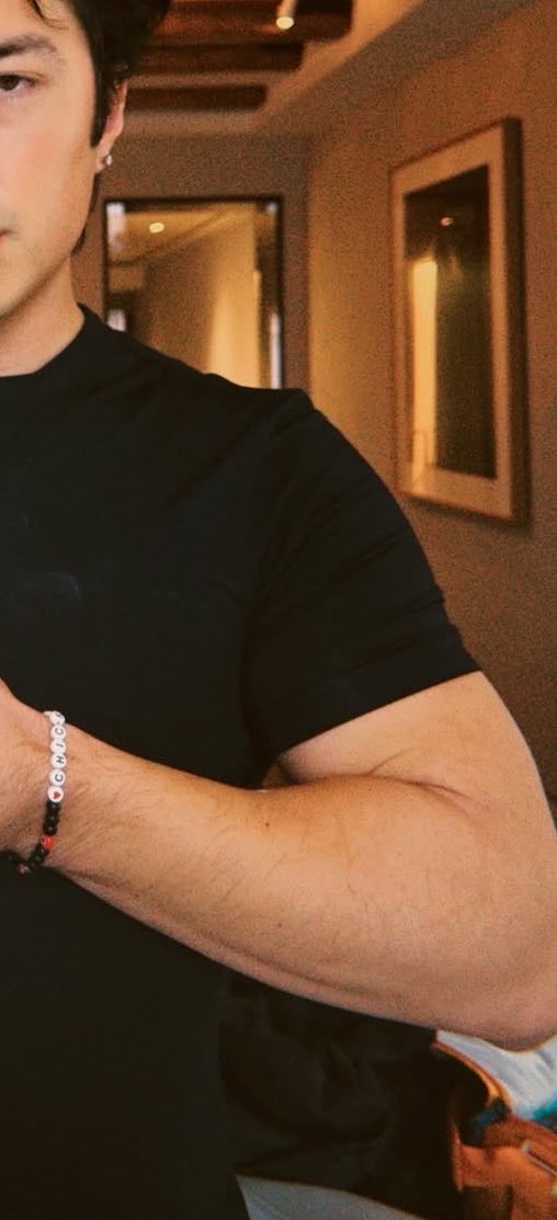 Jacob, can we ban sleeves for season 2? Let's stick to tiny skinny tops or even better let's make it a shirtless season
