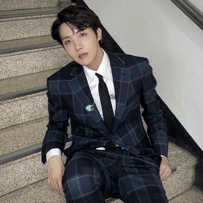 urdailyhope's tweet image. THIS LOOK!