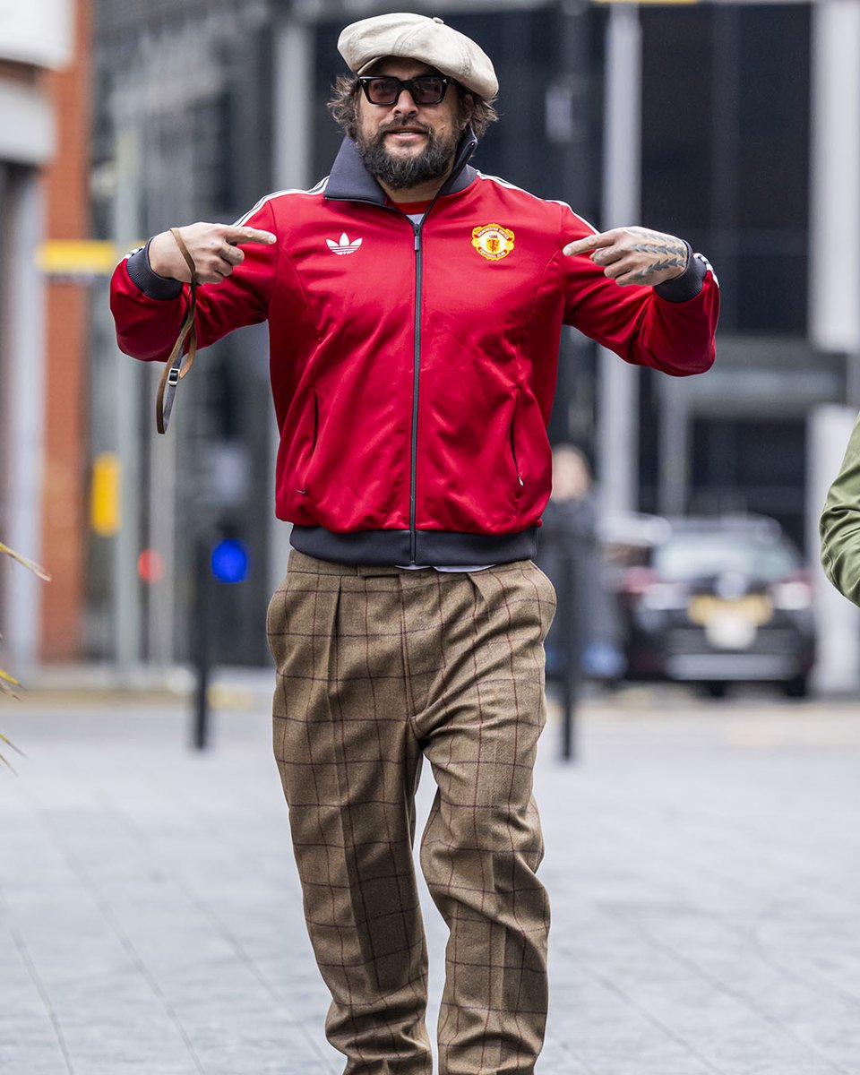 Jason Momoa repped the vintage Man Utd fits as he performed with his band Oof Tatata in Manchester 🎸