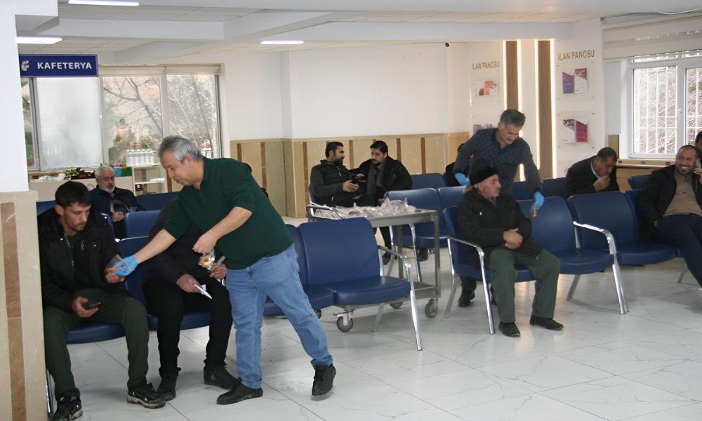 Tüm İslam Aleminin Berat Kandili’ ni kutlar, Vatanımıza ve Milletimize hayırlara vesile olmasını Cenabı Allah’ tan niyaz ederiz.
#BeratKandili münasebetiyle personelimize ve  vatandaşlarımıza kandil simidi ikram edilmiştir. Emeği geçen arkadaşlarımıza teşekkür ederiz.<a href="/tkgmgovtr/">Tapu ve Kadastro</a>