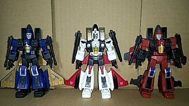 kmt326's tweet photo. BLOKEES新ジェットロン
やっと組めました。

群星版 第6弾 ダージ
閃耀版 第3弾 ラムジェット
群星版 第9弾 スラスト

登場弾を跨ぎ、ブロッキーズの
進化とリデコを感じられる
とても良いシリーズだと思います。

#トランスフォーマー
#Transformers
#Blokees https://t.co/ke1f2sNvlw