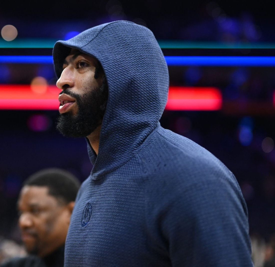 Fullcourtpass's tweet image. There are some within the Mavericks who would be in favor of trading Anthony Davis even if the return is only expiring contracts, per @BannedMacMahon 

That idea would be hard to sell to Patrick Dumont, who feels no pressure to trade Davis now

(espn.com/nba/story/_/id…)