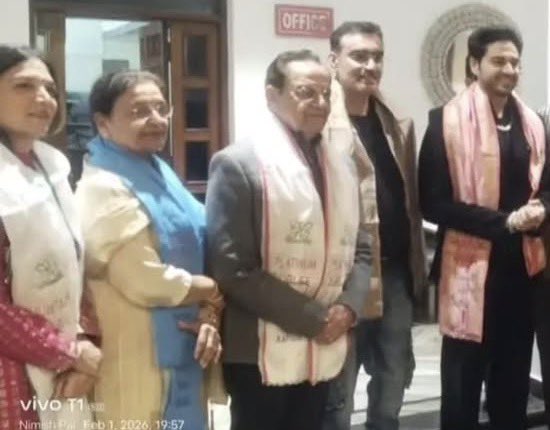 THOR____LOKI's tweet image. #GauravKhanna with his parents ,elder sister and brother in law ❤️❤️
#BB19 #BiggBoss19