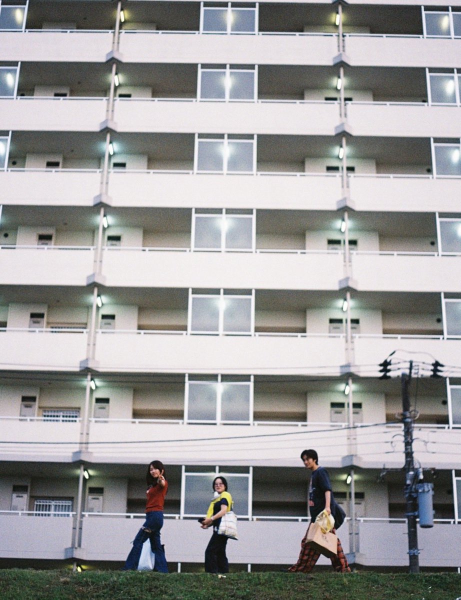 mizuhitashi's tweet photo. behind the scenes -IV
・
・
✒︎みずひたしのくにが始まった日、監督と主演が初めて出会った日です。

左から助監督の藤井、美術の山田、主演の松田。撮影者は監督の仁平

この後、すぐに打ち解け、花火をし、助監督藤井の祖母宅に皆で行きました。激動の１日です😳 https://t.co/9rppN2KaEU