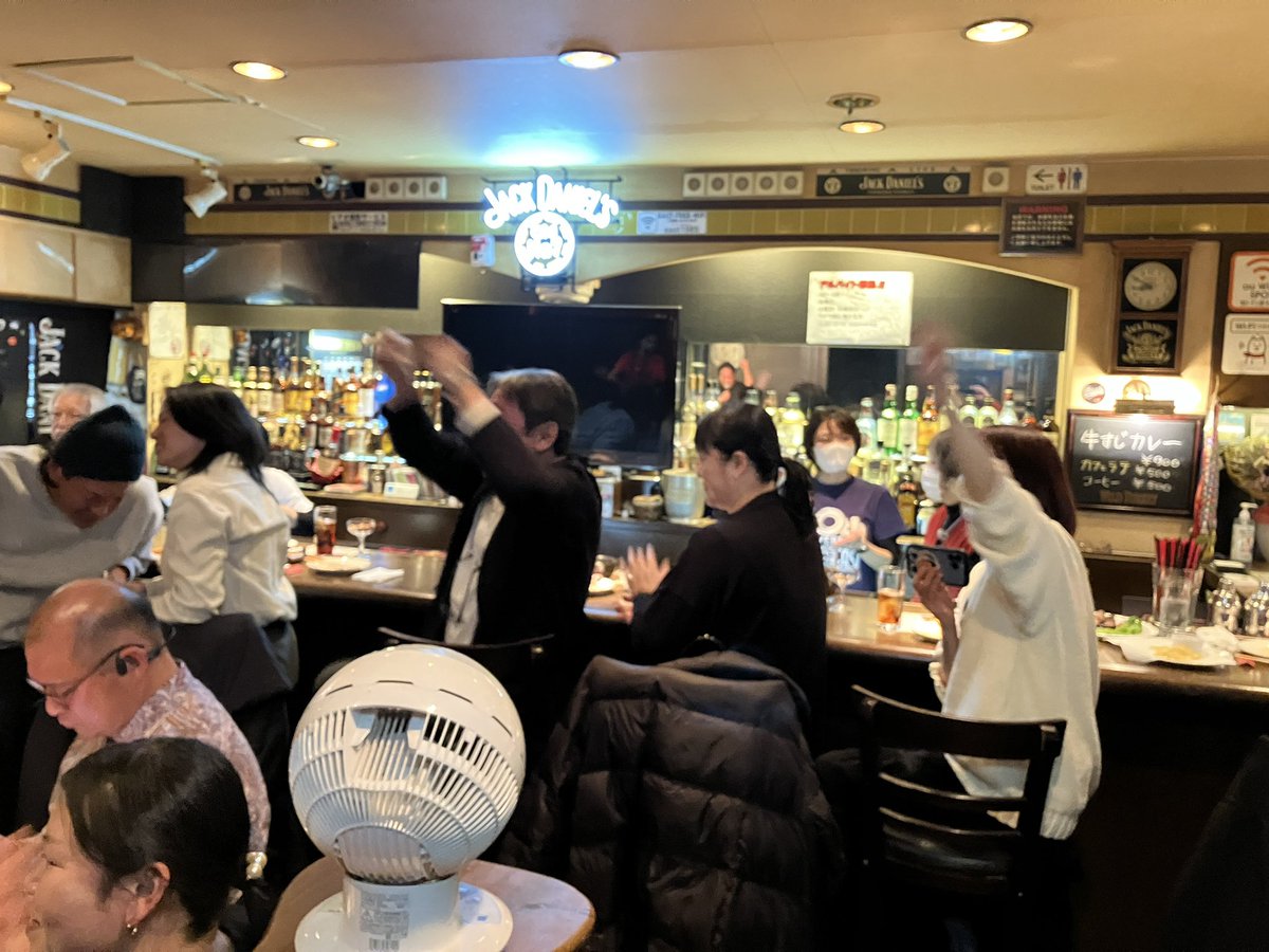 makozuba's tweet photo. 第461回マコ酒RUN
盛り上がりは最高潮!
#makozuba #CBCラジオ #cbc1053 #四日市 #BAREAST https://t.co/XDJRfdTm4b