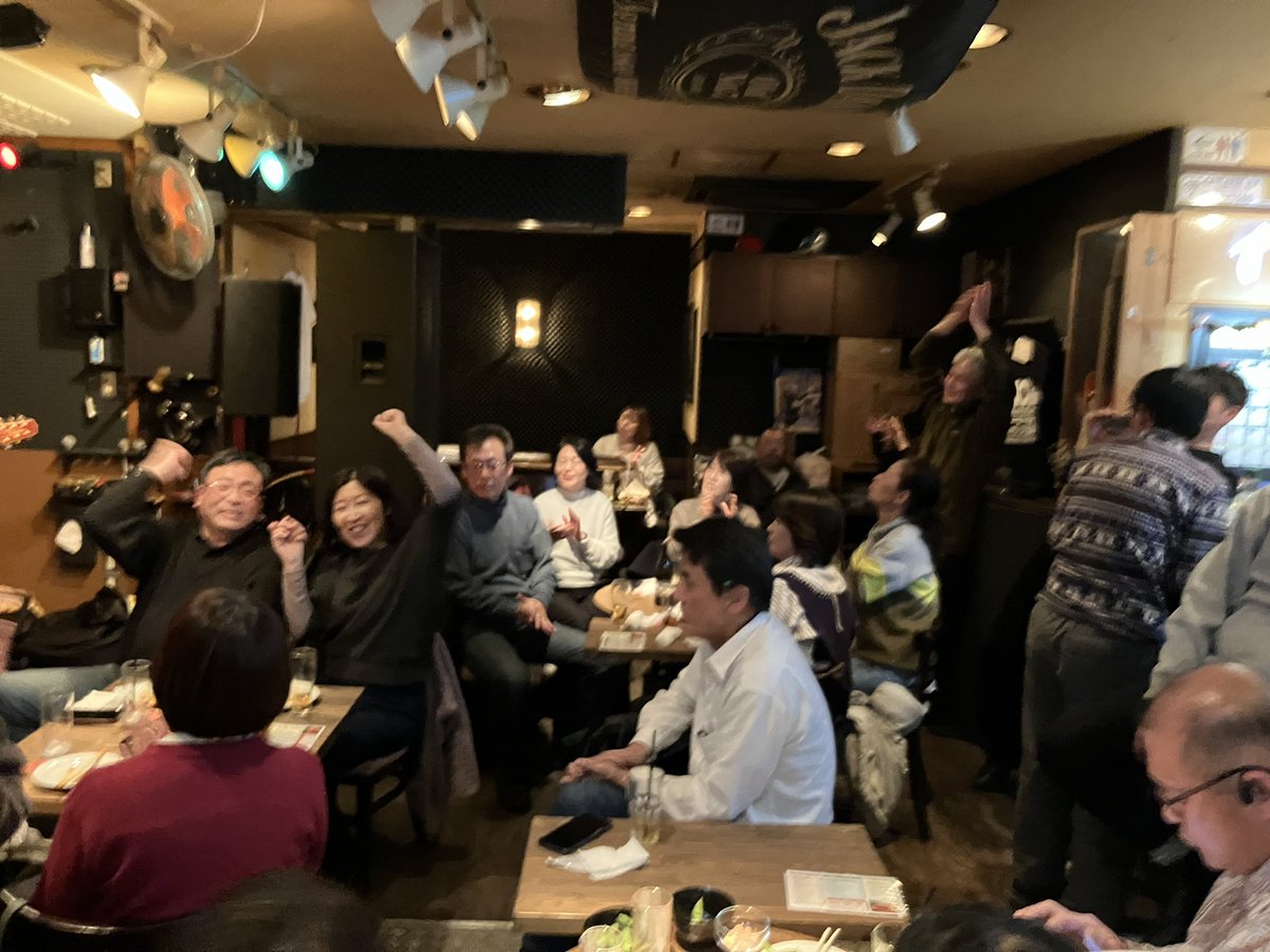 makozuba's tweet photo. 第461回マコ酒RUN
盛り上がりは最高潮!
#makozuba #CBCラジオ #cbc1053 #四日市 #BAREAST https://t.co/XDJRfdTm4b