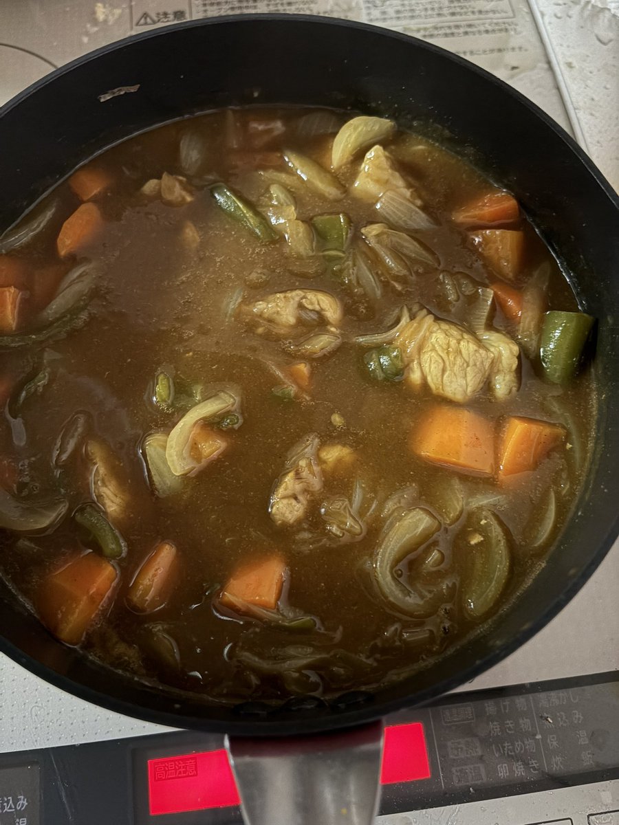 今日はカレー作りました
でもトマト煮込みハンバーグの残りを食べます、、