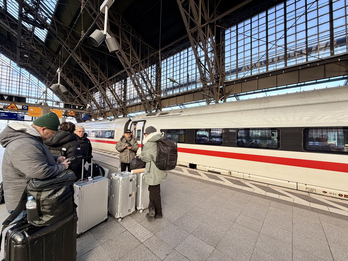 yuusaku_buddica's tweet photo. ドイツのケルンにいるんですが、ストライキで電車が動かなくて、パリ行きの飛行機に遅れそうです。日本じゃ考えられないけど、誰が給料上げるように言ってもらっていいですか。ほんとめちゃくちゃだなこの人たち。 https://t.co/3NvKqdbHMO