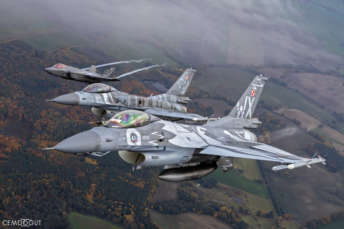 Viper ve Fat Amy kol kola...
#SecuringTheSkies