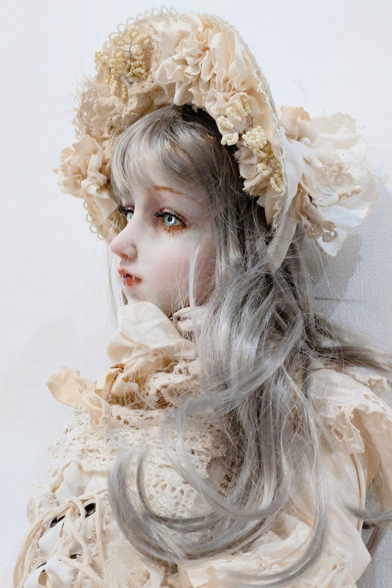 #スパンアートギャラリー さんで開催されている「Wonderdoll Tokyo」展より、清水真理 様の作品をご紹介します。

白薔薇の名前を持つヴァンパイア「Claire Austin」です。
一見そうは思えない感じを受けますが、しっかりと牙があるんですよ。