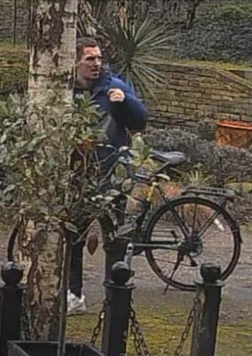 This guy was nicking amazon parcels off steps in Kew yesterday.
Please RT and help us identify him.
The social contract between citizens is dying because of scumbags like him.
<a href="/MPSRichmond/">Richmond Police</a>