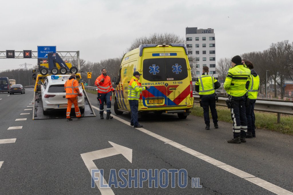 Er vandoor na aanrijding A20