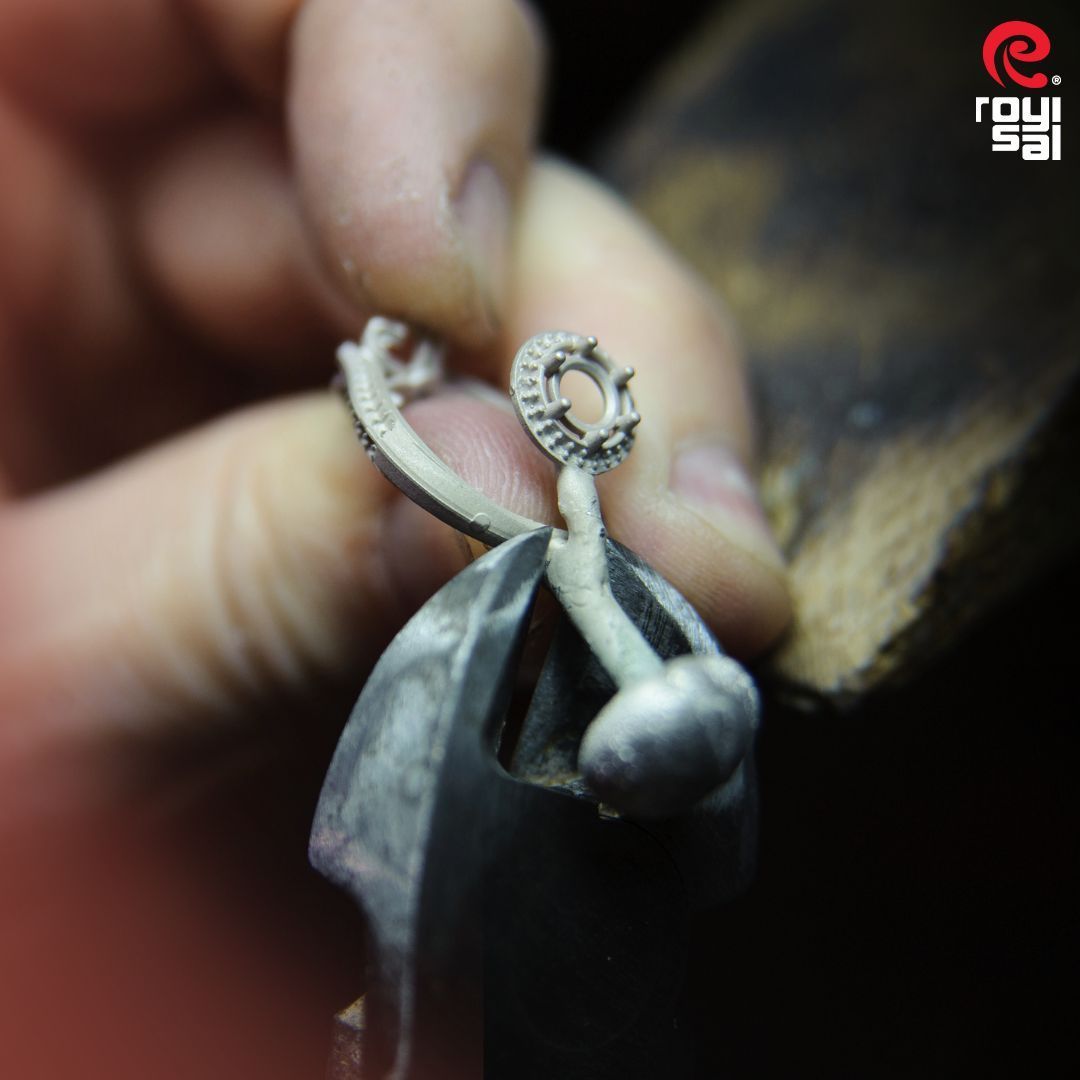 RoyiSal's tweet image. Precision casting. Consistent quality.
Silver jewelry built to last.
👉 royisal.com/contact-us/
#RoyiSal #SilverCasting #JewelryMakers