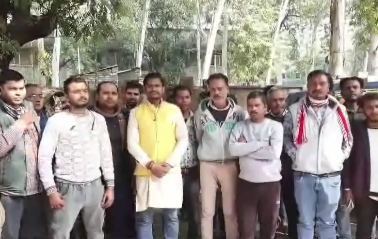 ZEEUPUK's tweet photo. #BreakingNews
कानपुर में ऑटो चालकों का प्रदर्शन
'जोन बंदी'के खिलाफ सड़कों पर उतरे ऑटो चालक
नई 'कलर कोड' योजना से ई-रिक्शा चालकों में भारी रोष
#Kanpur #AutoDriverProtest #ColorCodeScheme #ERickshawProtest #UPNews #ZeeUPUK https://t.co/cqGvry2TPl