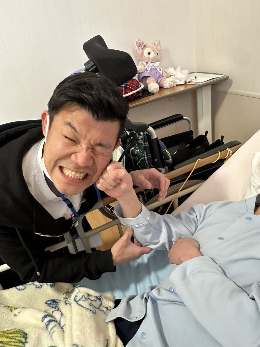 元IBF世界ミニマム級王者の重岡銀次朗は順調に回復しています。強烈な右ストレートで顔面しばかれました。そろそろ世間に退院という明るいニュースが飛び交うかも知れない。世界王者として逆境を乗り越えて力強く歩みだそう。皆さん、重岡銀次朗の第二の人生を力強く応援してください。亀田興毅