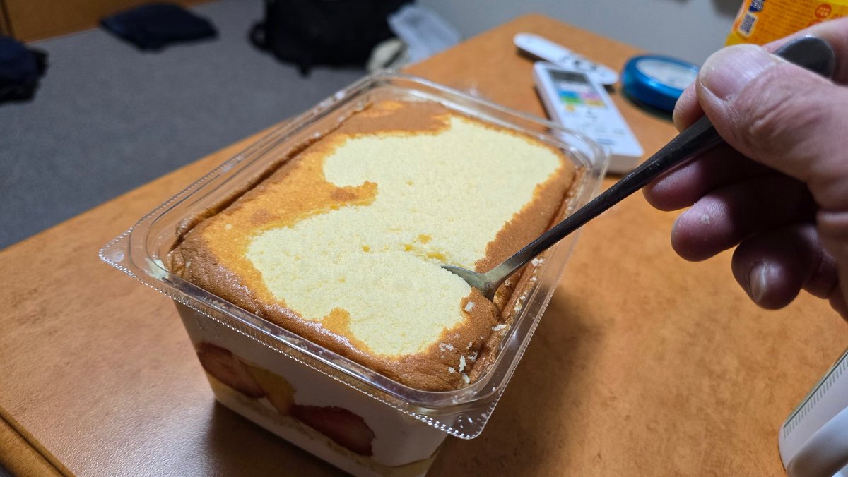 Kakuhen111's tweet photo. 一度､やって見たかったこと❗
ケーキ🍰独り占め✌️
この　バローのケーキとても美味しい😋 https://t.co/goCnApBOmI