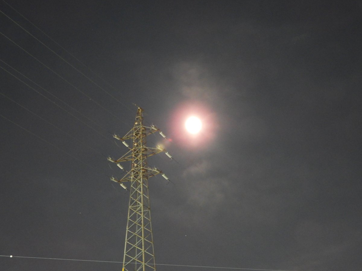 triring's tweet photo. スノームーンと鉄塔
Snow Moon and a Power Tower
時���,ISO,F値,シャッタースピード,露出補正値,WB,焦点距離
20:22:25,800,3.5,1/1,0.0,0,70
20:23:49,800,4.0,1/1,0.0,0,105
#Moon #SnowMoon #Nikon #COOLPIXP1000 #PowerTower https://t.co/FrBeGmMZDi