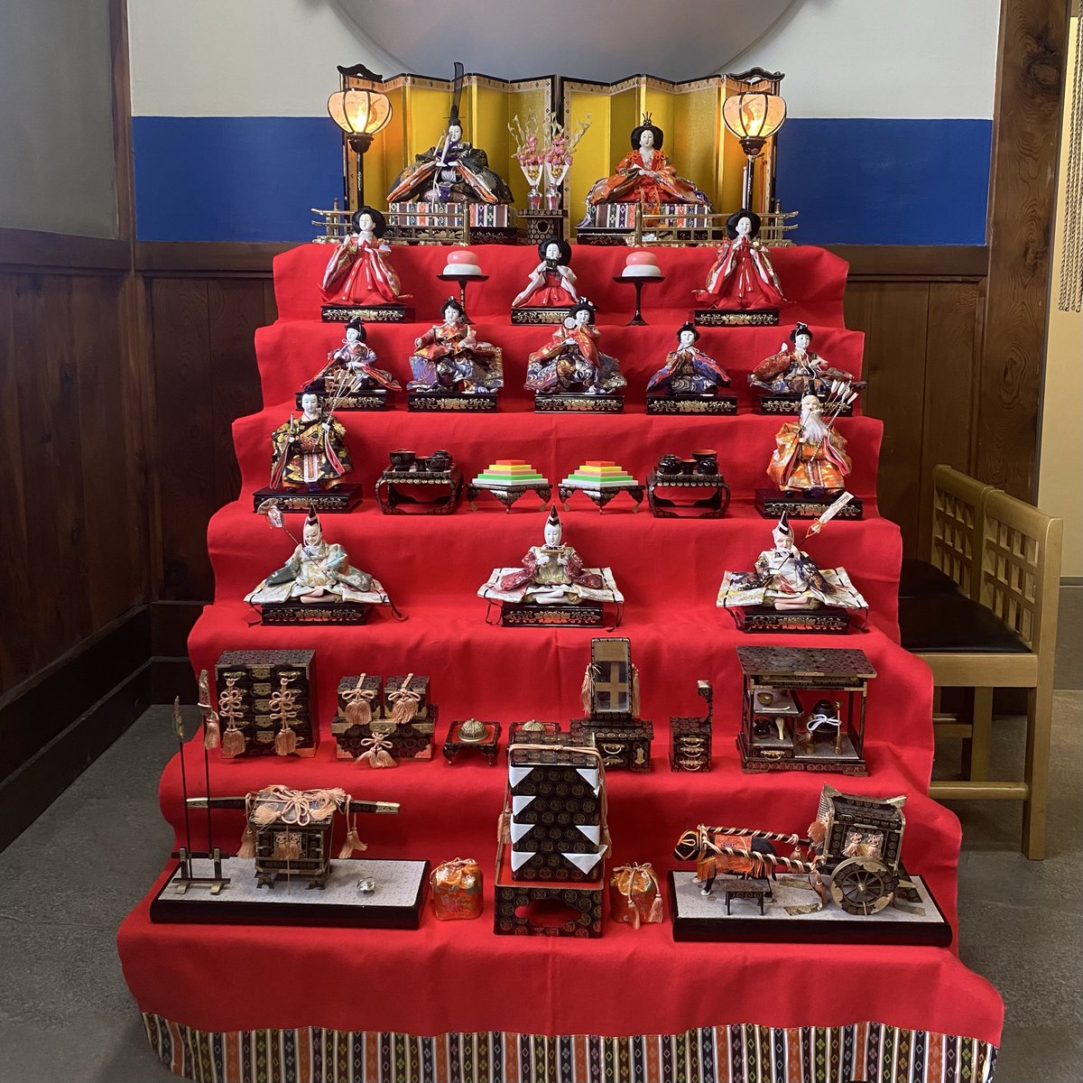 今年はおっ母さんと二人で飾付け。ずいぶん年老いた母と、もう若くもない長男坊が雛祭りの飾付けはなんだか泣けてくるもんだが、こう言った平凡な毎日を幸福と呼ぶのだと、僕は長男坊の代表として、胸を張って母に言ったのさ。